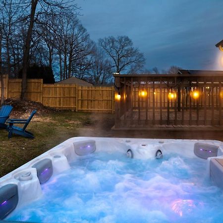 New! Updated Mystic Home W/ Sauna, Hot Tub & Deck المظهر الخارجي الصورة