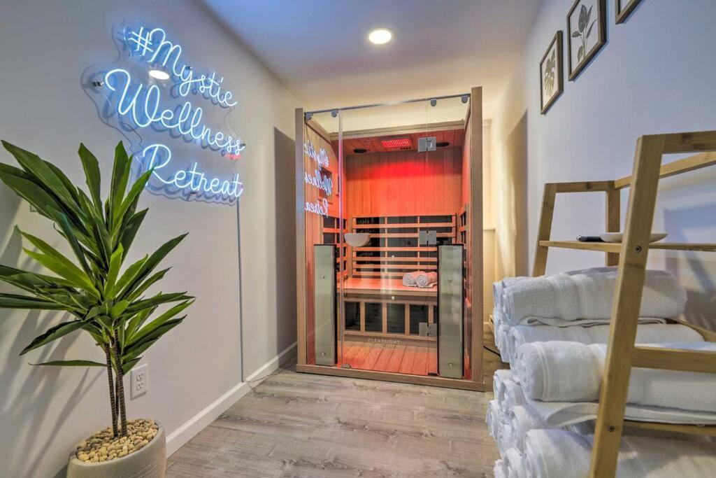 New! Updated Mystic Home W/ Sauna, Hot Tub & Deck المظهر الخارجي الصورة
