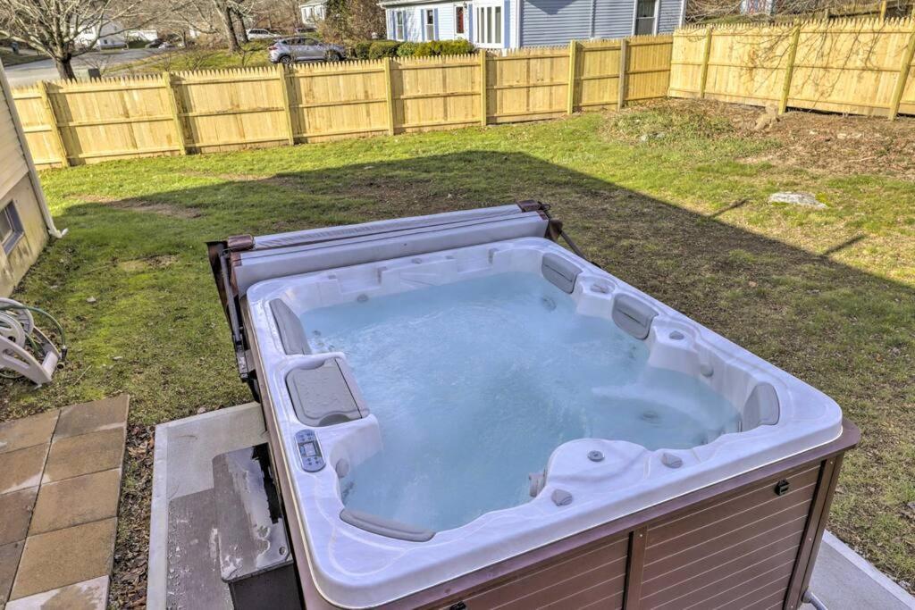 New! Updated Mystic Home W/ Sauna, Hot Tub & Deck المظهر الخارجي الصورة