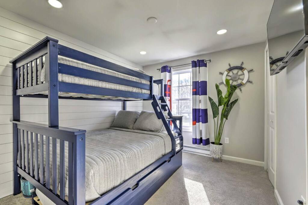 New! Updated Mystic Home W/ Sauna, Hot Tub & Deck المظهر الخارجي الصورة