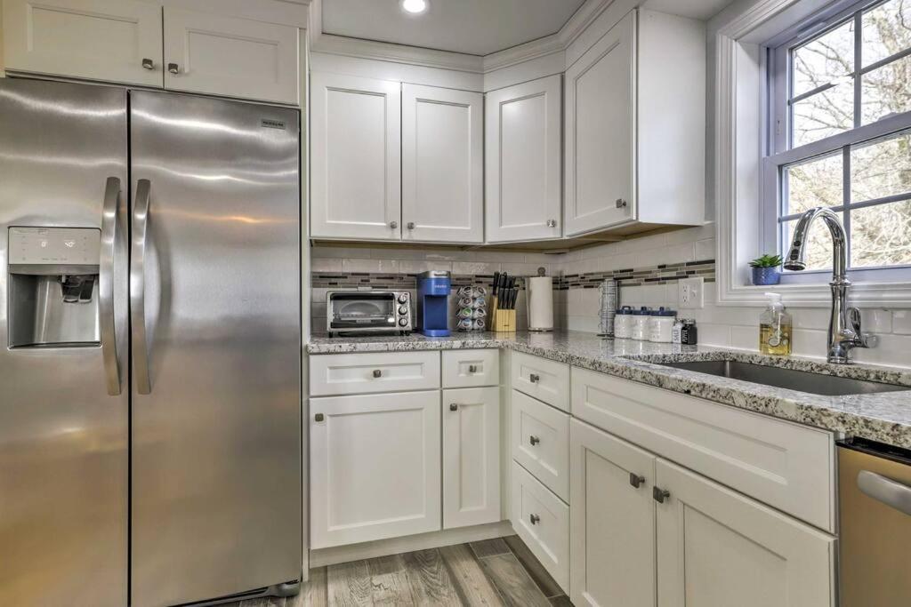 New! Updated Mystic Home W/ Sauna, Hot Tub & Deck المظهر الخارجي الصورة