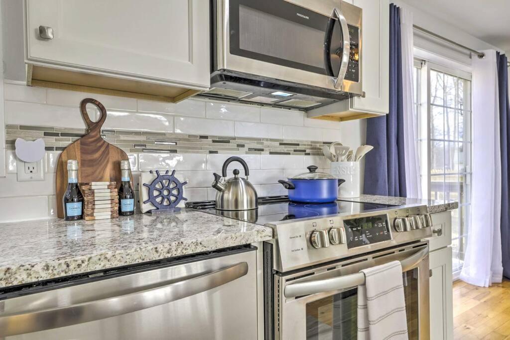 New! Updated Mystic Home W/ Sauna, Hot Tub & Deck المظهر الخارجي الصورة
