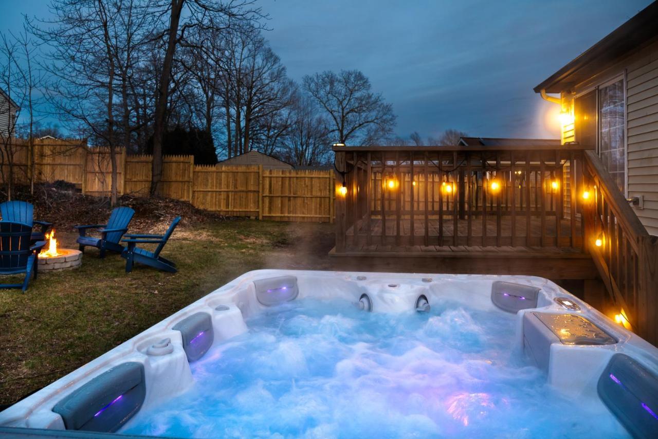 New! Updated Mystic Home W/ Sauna, Hot Tub & Deck المظهر الخارجي الصورة