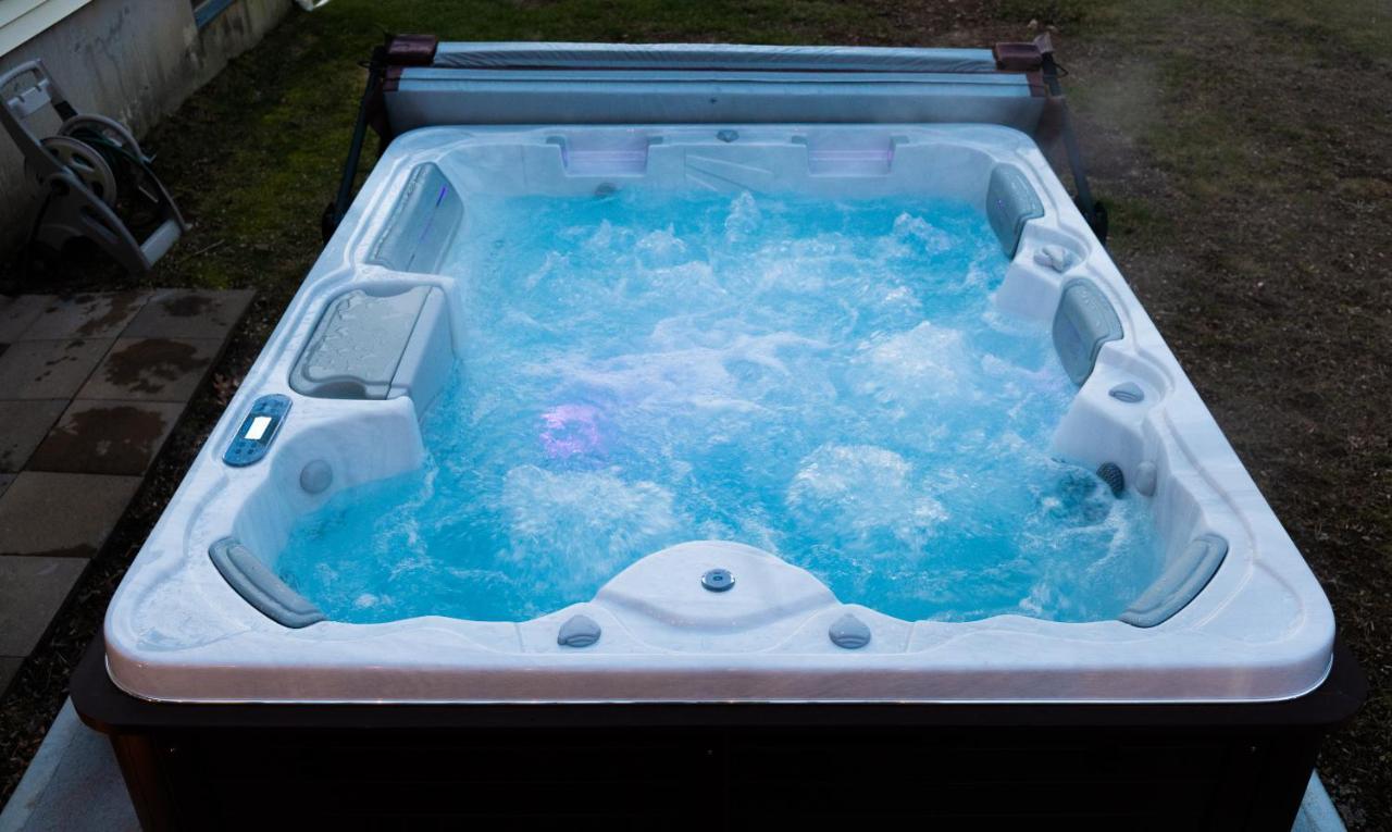 New! Updated Mystic Home W/ Sauna, Hot Tub & Deck المظهر الخارجي الصورة