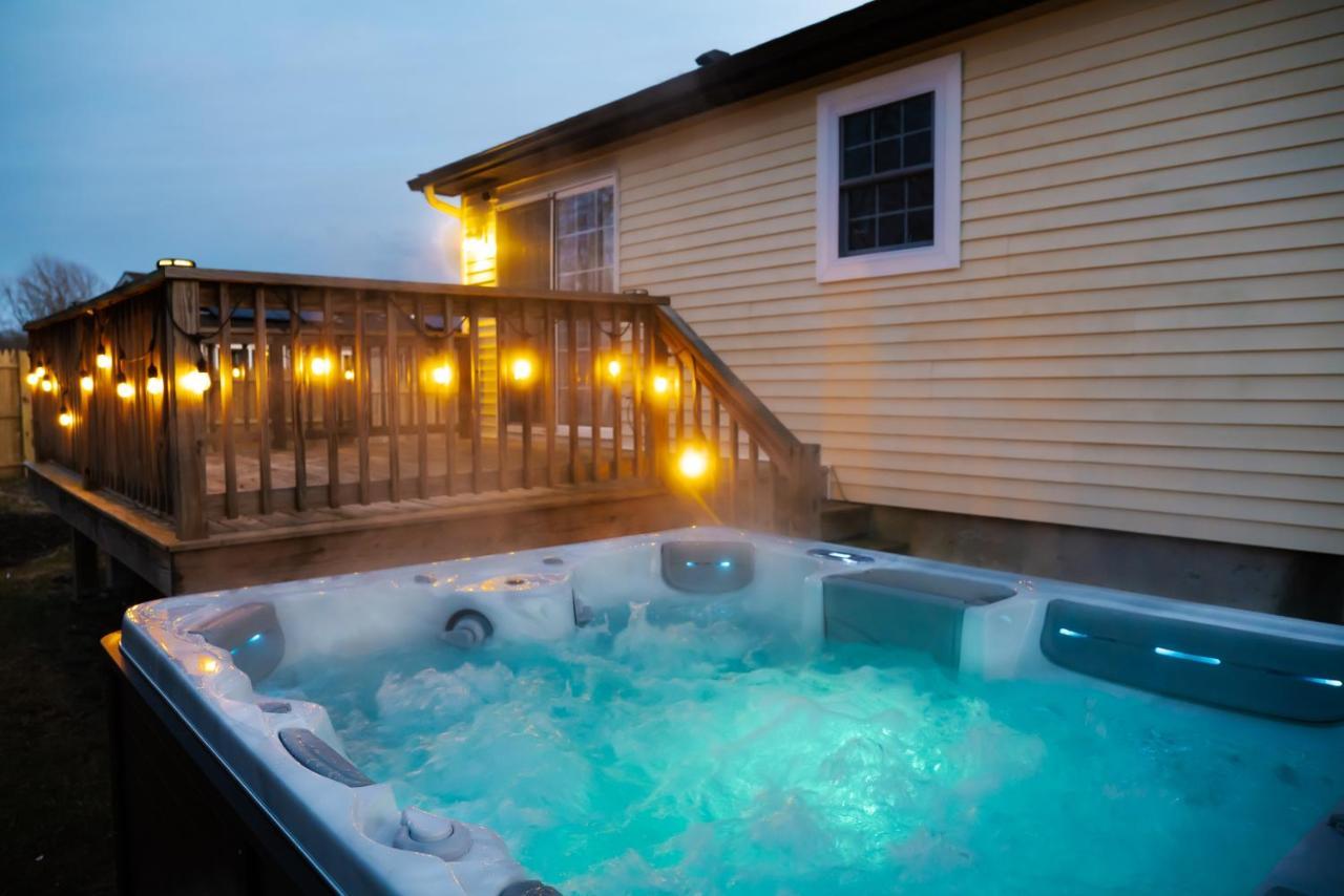 New! Updated Mystic Home W/ Sauna, Hot Tub & Deck المظهر الخارجي الصورة